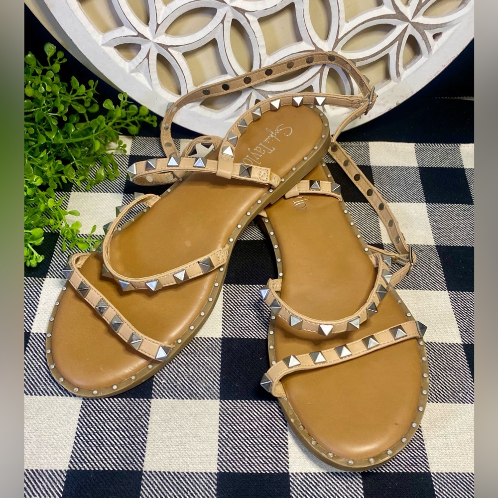 Women’s Chic Tan Studded Sandals‎